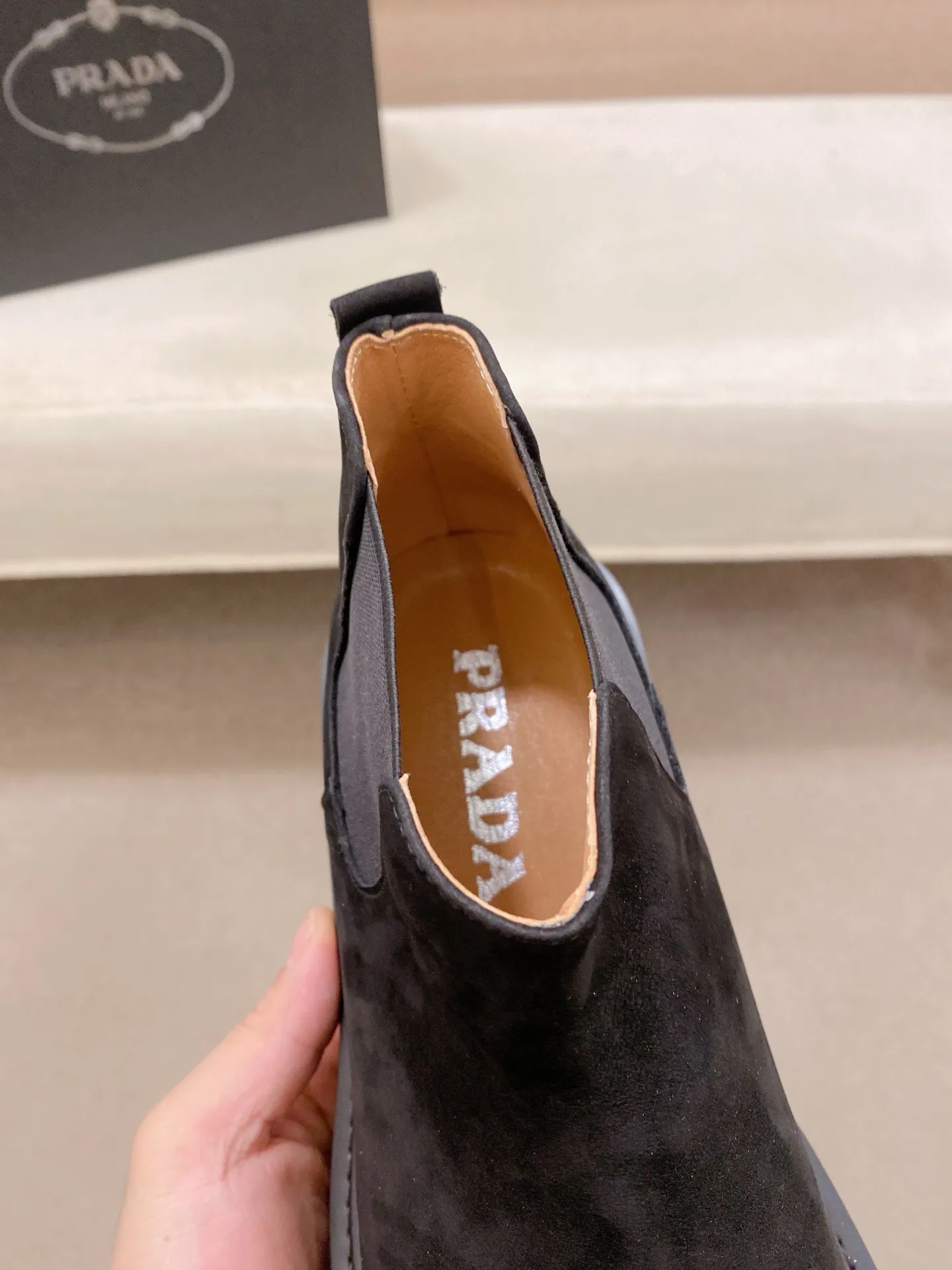 Factory price 580💰 The new PRADA (Prada) counters are launched simultaneously, new men's shoes, 😘fabrics are selected from cowhide. Lining: Full sheepskin lining. 👍🏿 High-end ☄️ air-cushion molded anti-slip rubber outsole, exquisite lines, simple and elegant, comfortable and high-end for leisure travel. Number of yards: 38 to 44. Can be ordered for 45 non-refundable